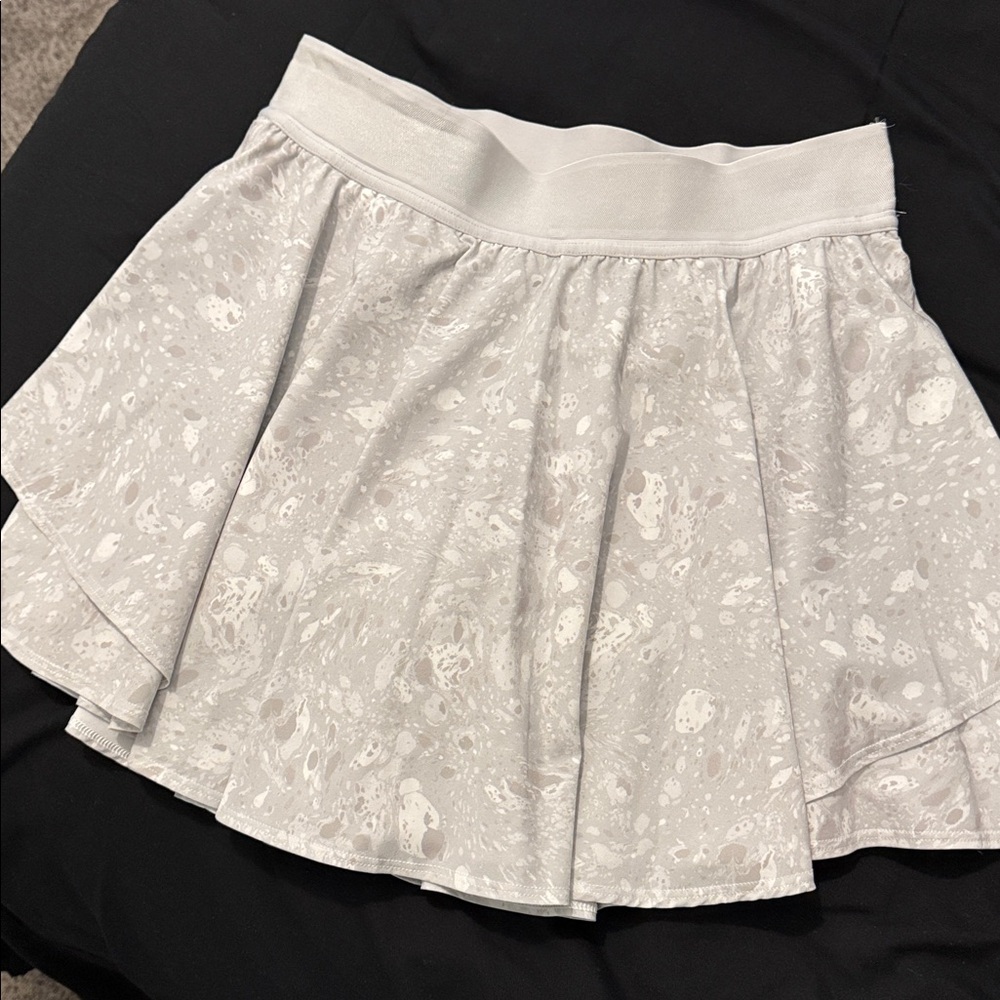 Lululemon Gray& white Patterned Skirt